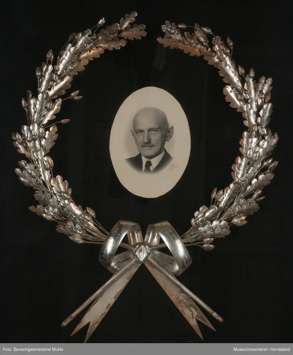Portrettfoto av Emil Clausen, disponent ved Salhus Tricotagefabrik.
