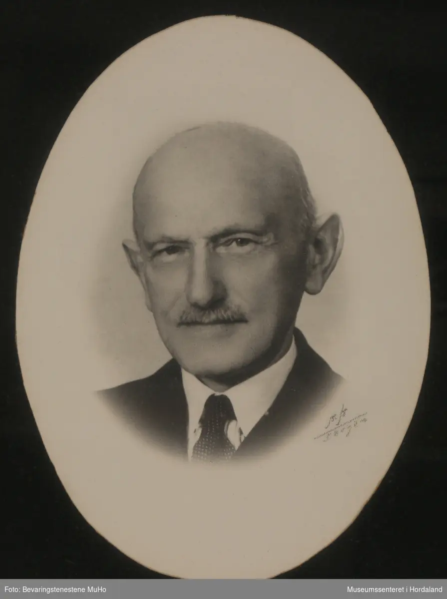 Portrettfoto av Emil Clausen, disponent ved Salhus Tricotagefabrik.