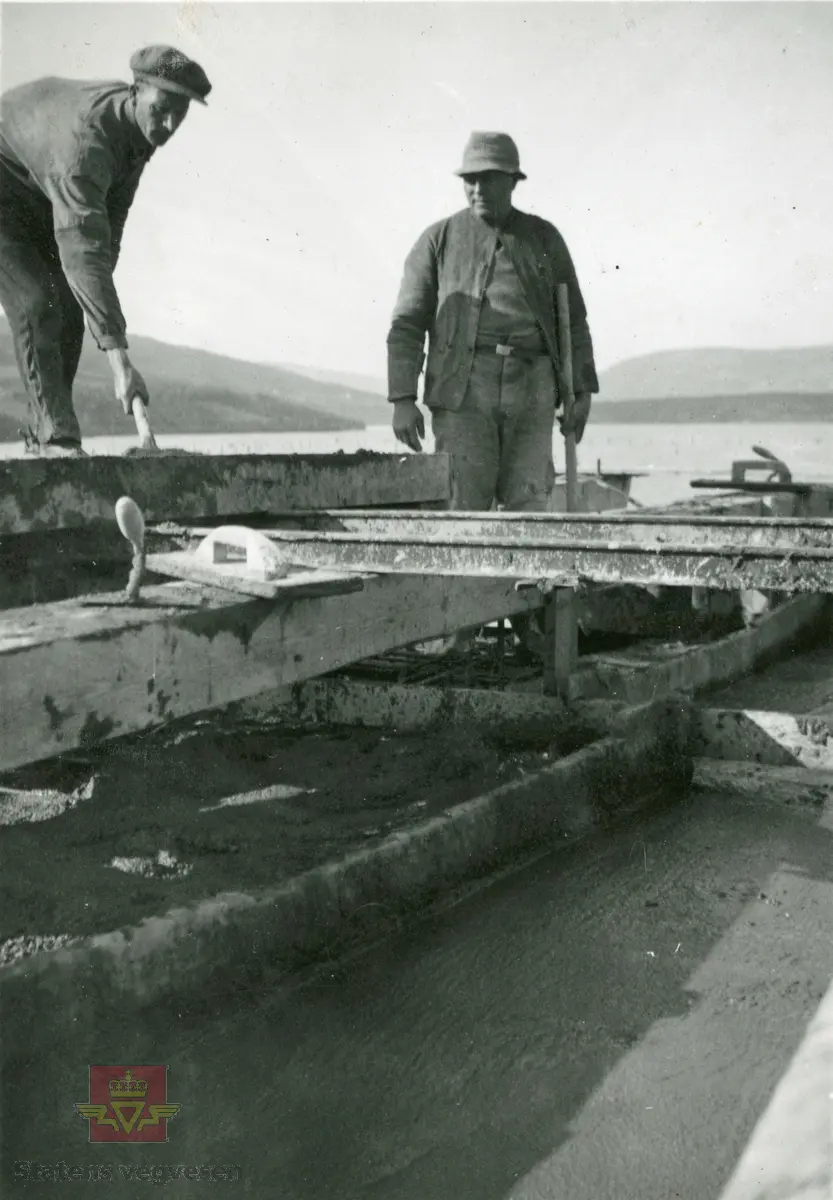 Vingnesbrua under oppbygging 06.07.1934.  Støpearbeid. Mennene på bildet er ukjente.