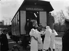 Sjukvårdspersonal vid ambulansvagn, Uppsala september 1938