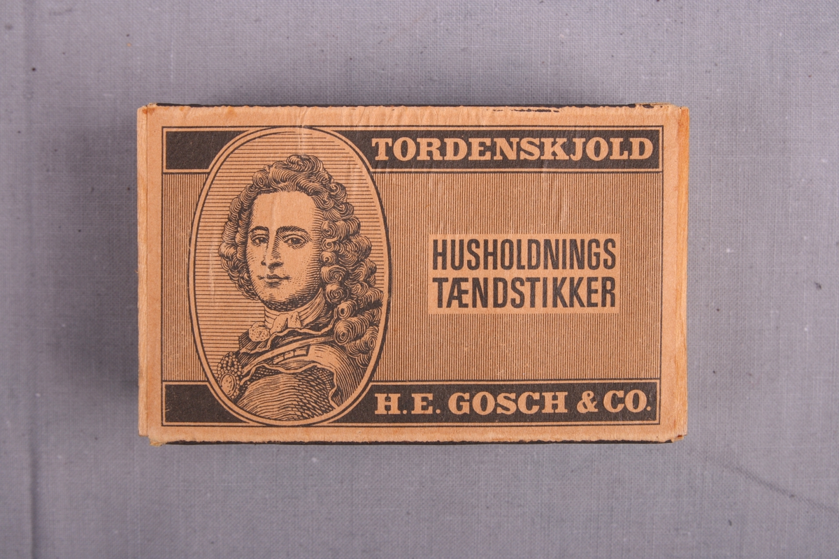 Gosch fyrstikkeske. Kan åpnes. Tom. Ripeflaten ser ut til å være ubrukt.