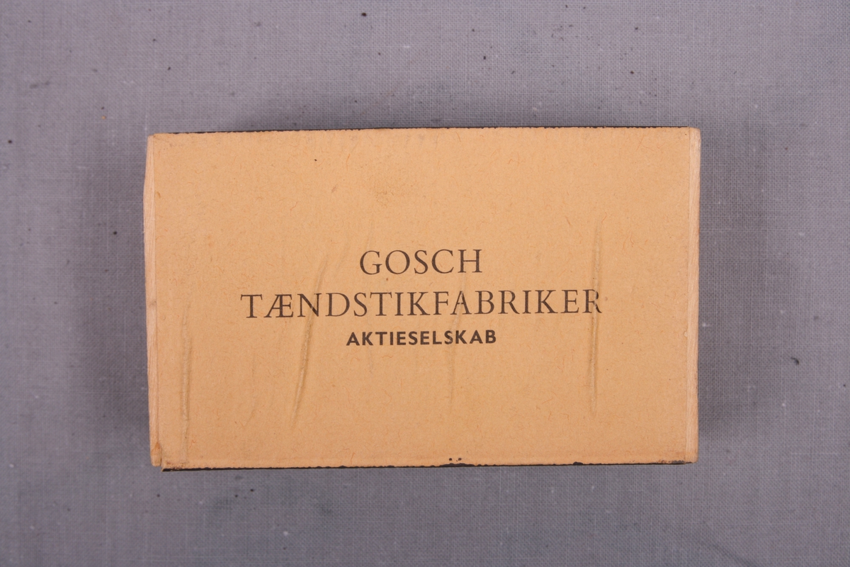 Gosch fyrstikkeske. Kan åpnes. Tom. Ripeflaten ser ut til å være ubrukt.