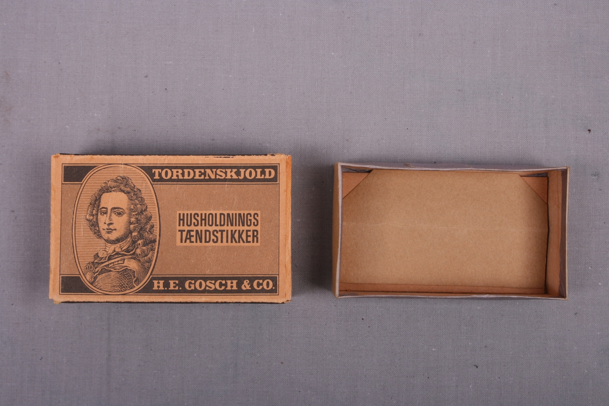 Gosch fyrstikkeske. Kan åpnes. Tom. Ripeflaten ser ut til å være ubrukt.