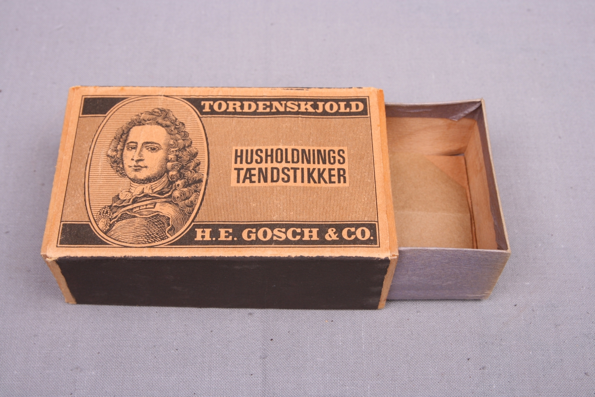Gosch fyrstikkeske. Kan åpnes. Tom. Ripeflaten ser ut til å være ubrukt.