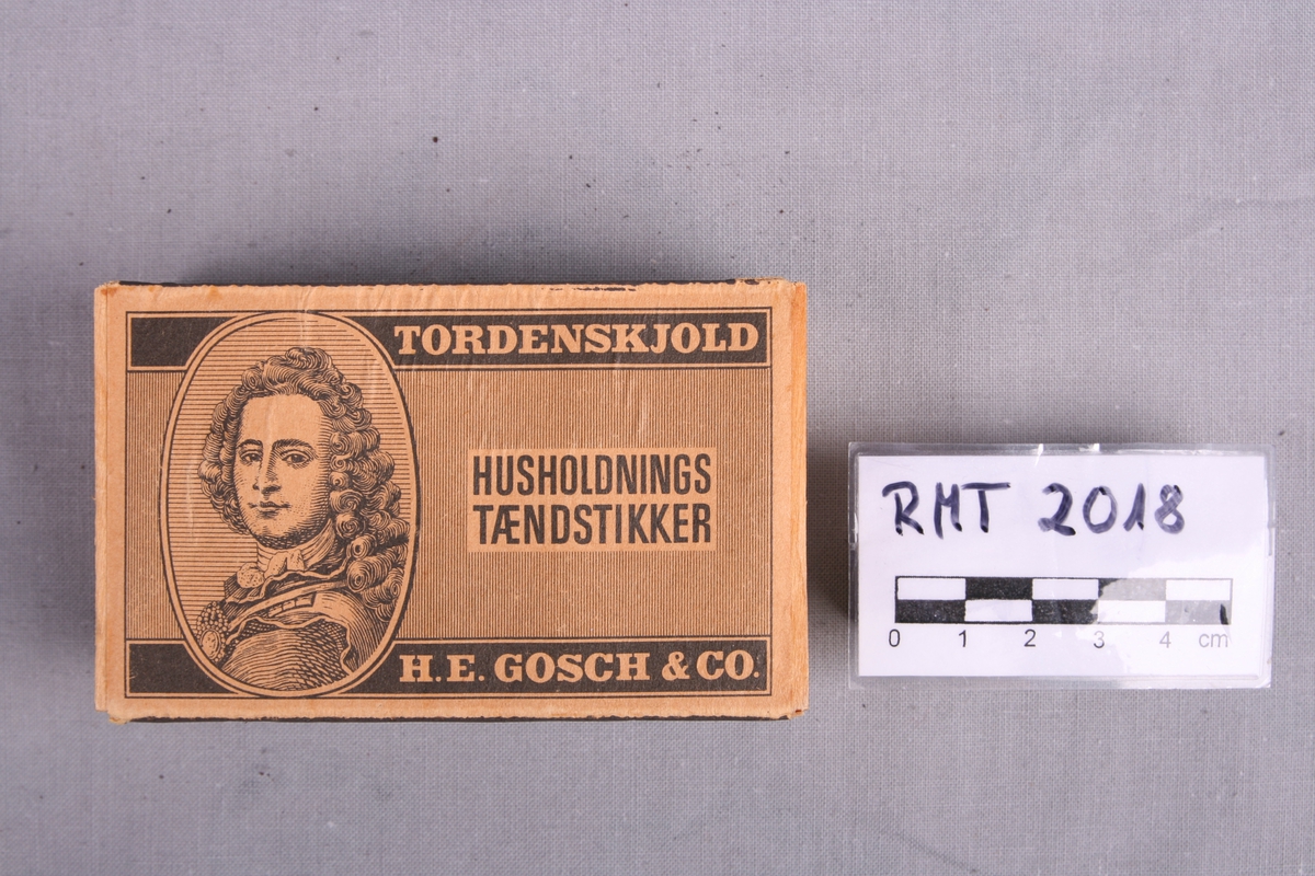 Gosch fyrstikkeske. Kan åpnes. Tom. Ripeflaten ser ut til å være ubrukt.