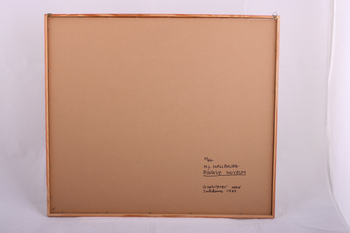 Maleriet viser det tidligerer Tordenskjoldmuseet på Ringve på sørsiden av Direktørboligen.
I dag kalles denne bygningen Snekkeriet.