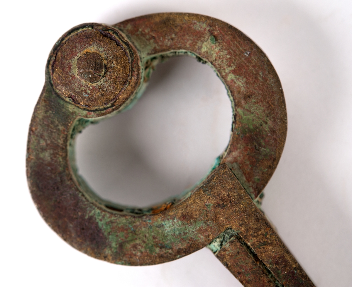 Tre stycken från vraket "Fula gubben", förlist på 1730-talet vid Huvudskär i stockholms skärgård.
a) intakt, b) med lös bit ur "bygeln", c) fästen för stiften saknas.