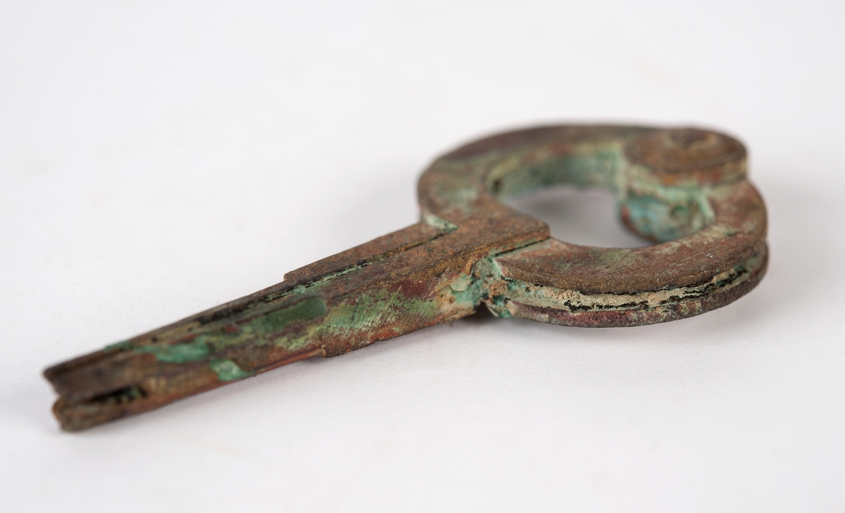 Tre stycken från vraket "Fula gubben", förlist på 1730-talet vid Huvudskär i stockholms skärgård.
a) intakt, b) med lös bit ur "bygeln", c) fästen för stiften saknas.