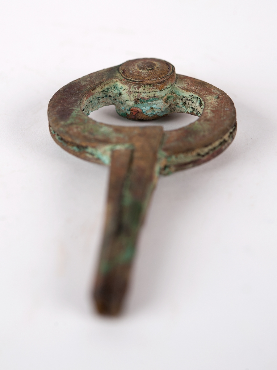 Tre stycken från vraket "Fula gubben", förlist på 1730-talet vid Huvudskär i stockholms skärgård.
a) intakt, b) med lös bit ur "bygeln", c) fästen för stiften saknas.