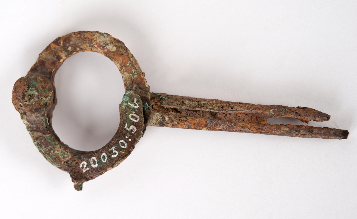 Tre stycken från vraket "Fula gubben", förlist på 1730-talet vid Huvudskär i stockholms skärgård.
a) intakt, b) med lös bit ur "bygeln", c) fästen för stiften saknas.