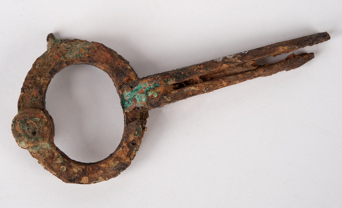 Tre stycken från vraket "Fula gubben", förlist på 1730-talet vid Huvudskär i stockholms skärgård.
a) intakt, b) med lös bit ur "bygeln", c) fästen för stiften saknas.