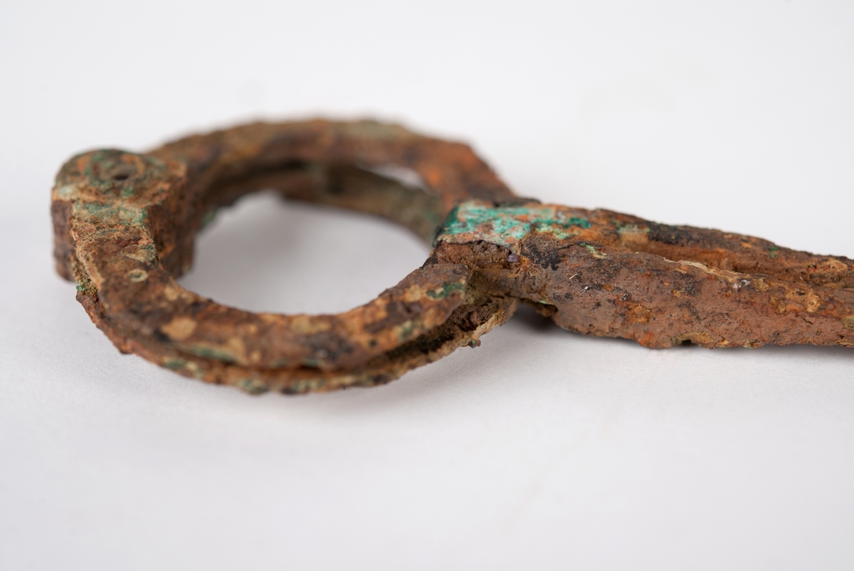 Tre stycken från vraket "Fula gubben", förlist på 1730-talet vid Huvudskär i stockholms skärgård.
a) intakt, b) med lös bit ur "bygeln", c) fästen för stiften saknas.