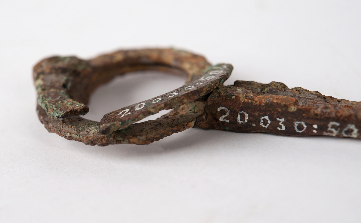 Tre stycken från vraket "Fula gubben", förlist på 1730-talet vid Huvudskär i stockholms skärgård.
a) intakt, b) med lös bit ur "bygeln", c) fästen för stiften saknas.