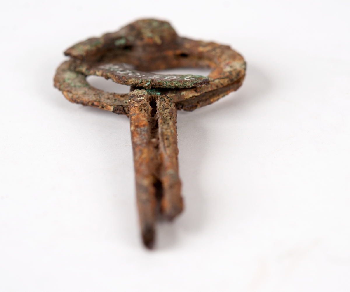 Tre stycken från vraket "Fula gubben", förlist på 1730-talet vid Huvudskär i stockholms skärgård.
a) intakt, b) med lös bit ur "bygeln", c) fästen för stiften saknas.