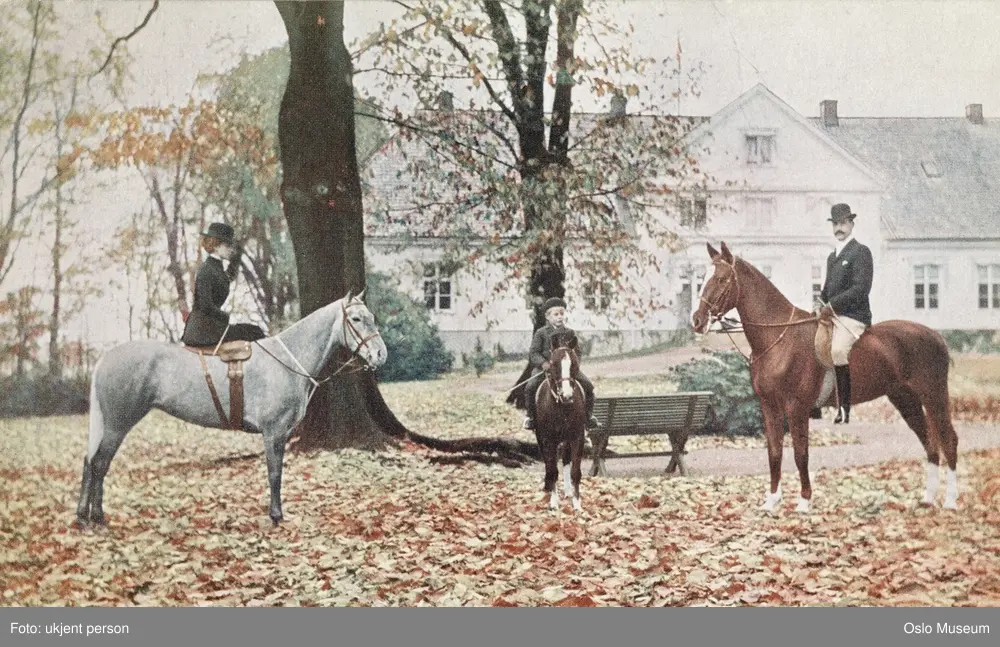 Kongefamilien til hest på Bygdøy kongsgård.