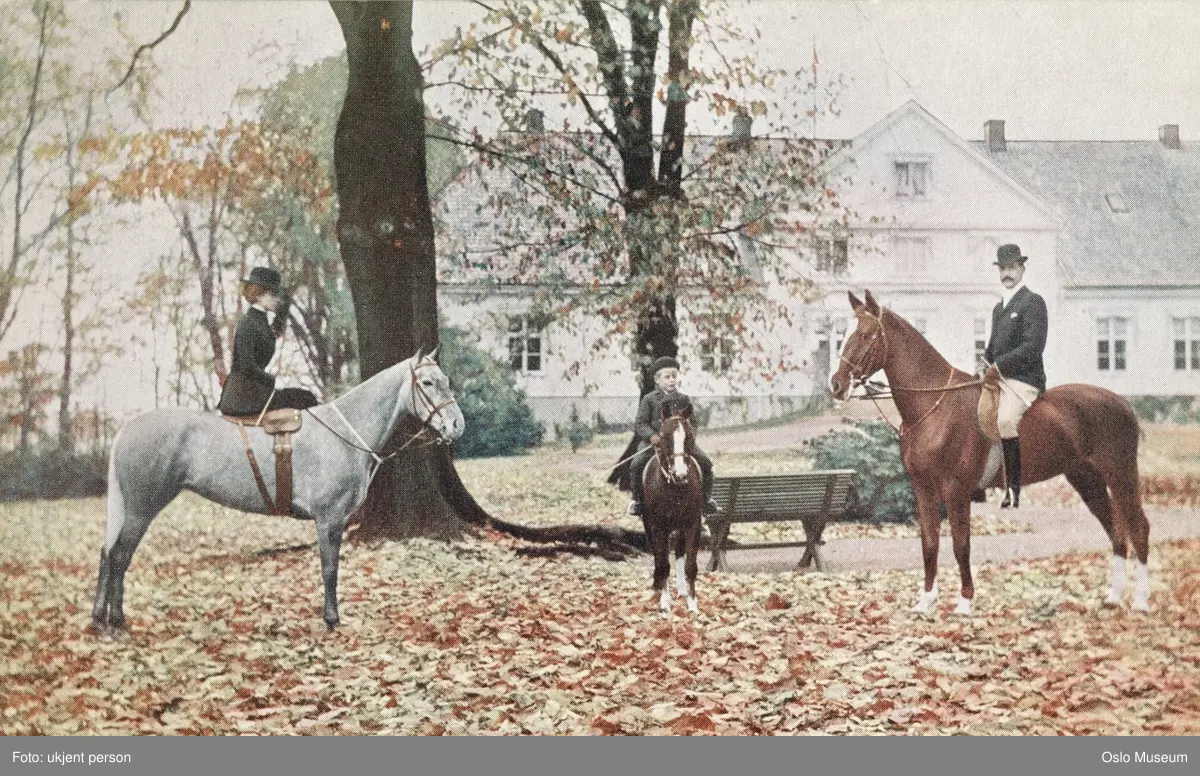 Kongefamilien til hest på Bygdøy kongsgård.