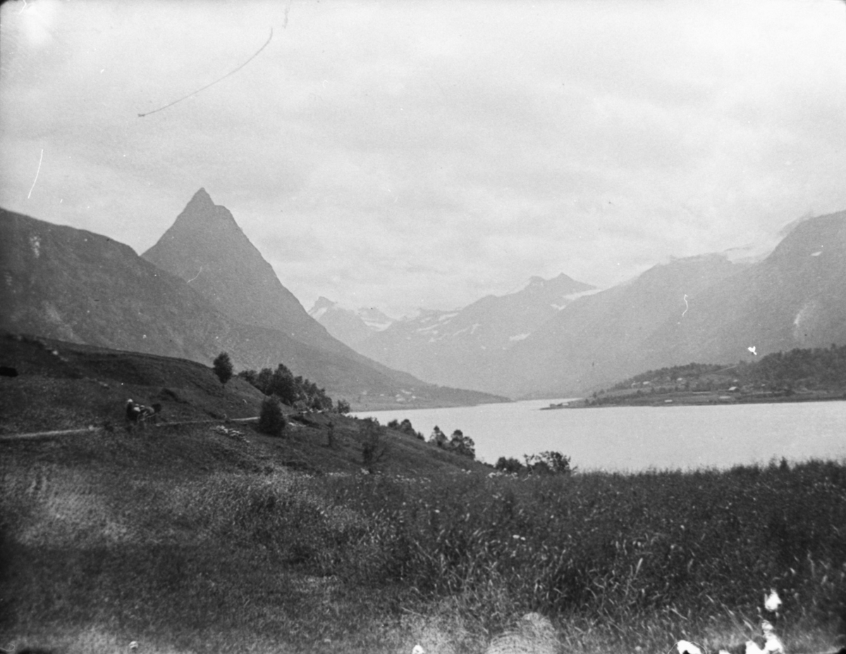 Fjorden inn til Straumgjerdet med Strømshornet, Sykkylven