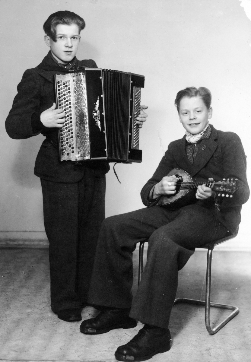 Sigbjørn Jakobsen og Hans Nic. Hansen med henholdsvis trekkspill og mandolin.
