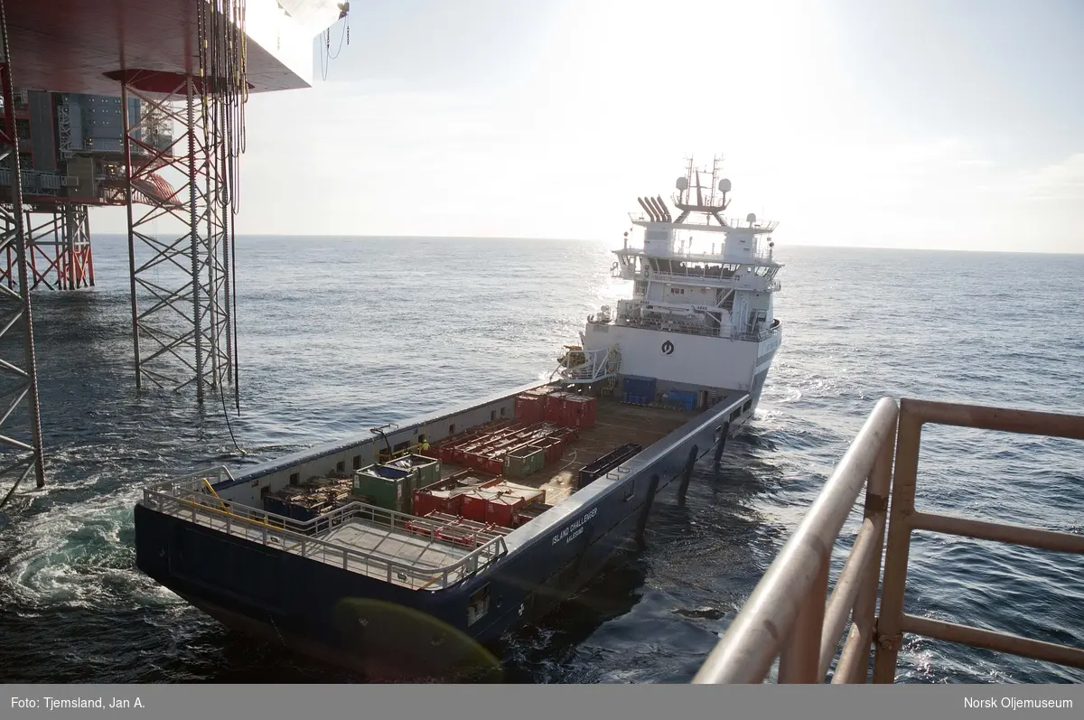 Forsyningsfartøyet Island Challenger losser og laster på Valhall-feltet.  Den oppjekkbare boreriggen Maersk Reacher utfører brønnservice og plugging av brønner ved Valhall DP.