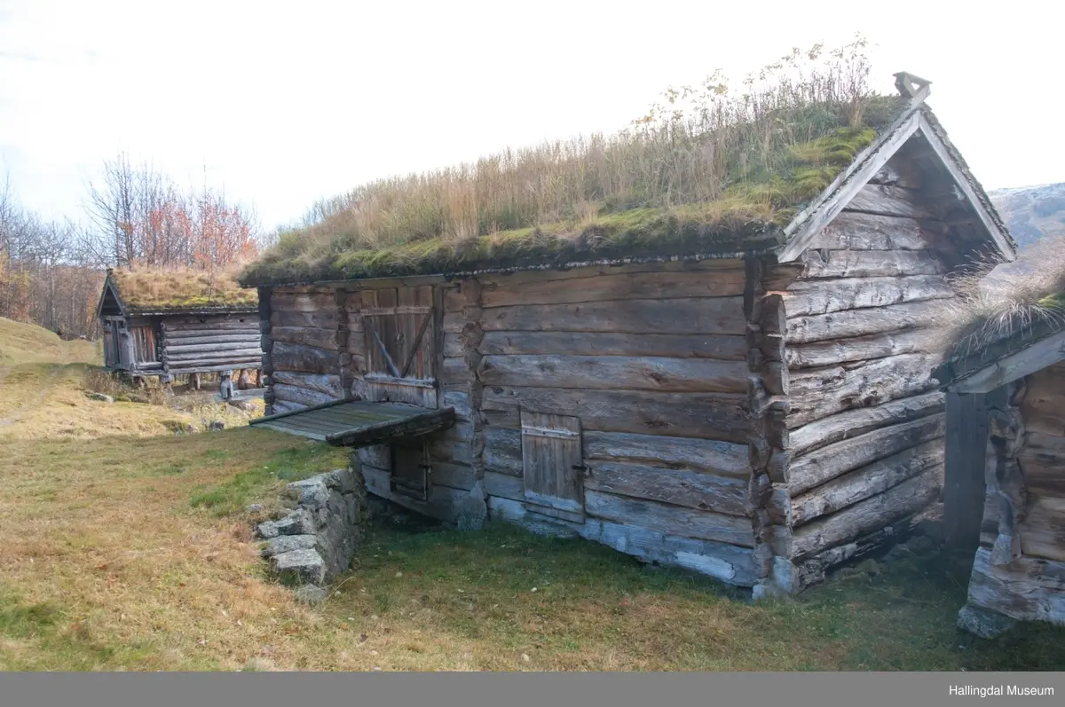 Låve i øvre Døkki, Dokken gård i Sudndalen