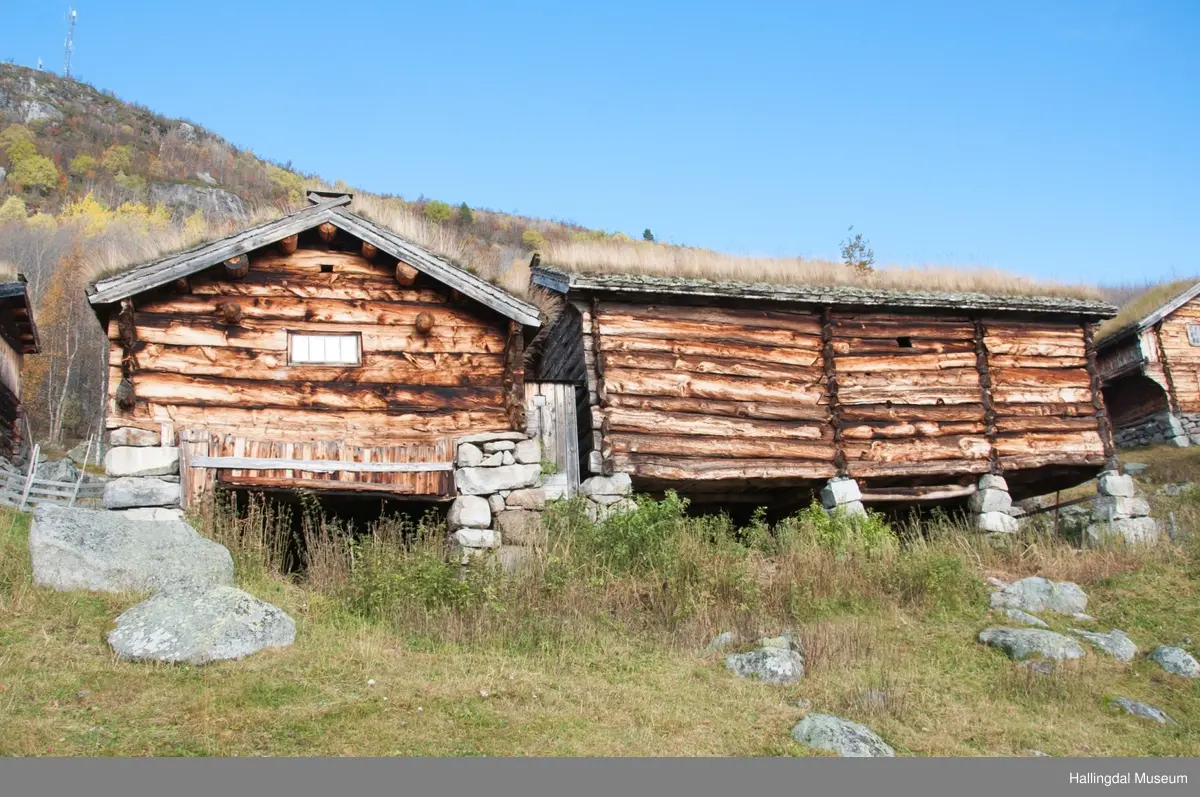 Låve i øvre Døkki, Dokken gård i Sudndalen