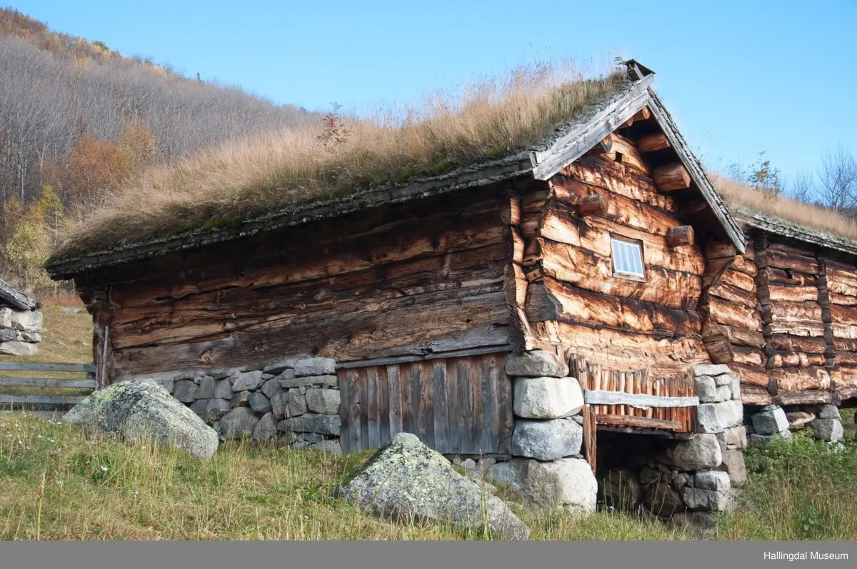 Fjøs i øvre Døkki, Dokken gård i Sudndalen