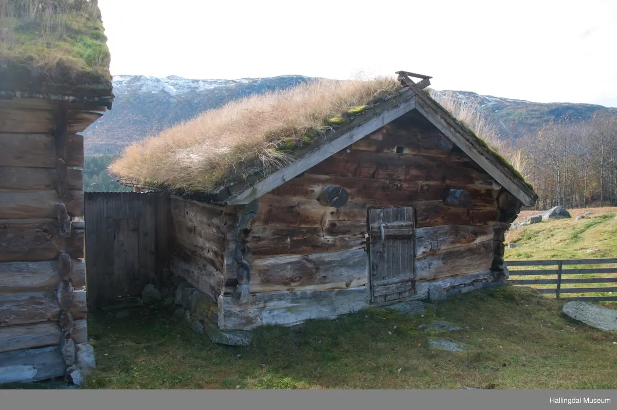 Fjøs i øvre Døkki, Dokken gård i Sudndalen