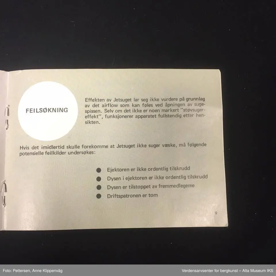 A. Sylinderformet plastapparat med tilfestet gummislange og gjennomsiktig plasttut.  Inneholder en driftspatron fylt med ufarlig gass.
B Rektangulært hefte, bruksanvisning.