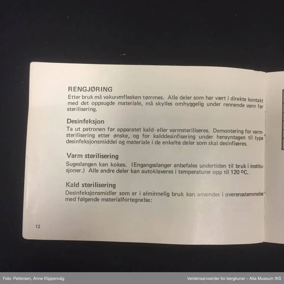 A. Sylinderformet plastapparat med tilfestet gummislange og gjennomsiktig plasttut.  Inneholder en driftspatron fylt med ufarlig gass.
B Rektangulært hefte, bruksanvisning.