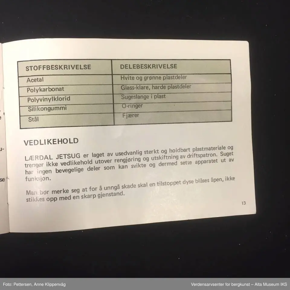 A. Sylinderformet plastapparat med tilfestet gummislange og gjennomsiktig plasttut.  Inneholder en driftspatron fylt med ufarlig gass.
B Rektangulært hefte, bruksanvisning.