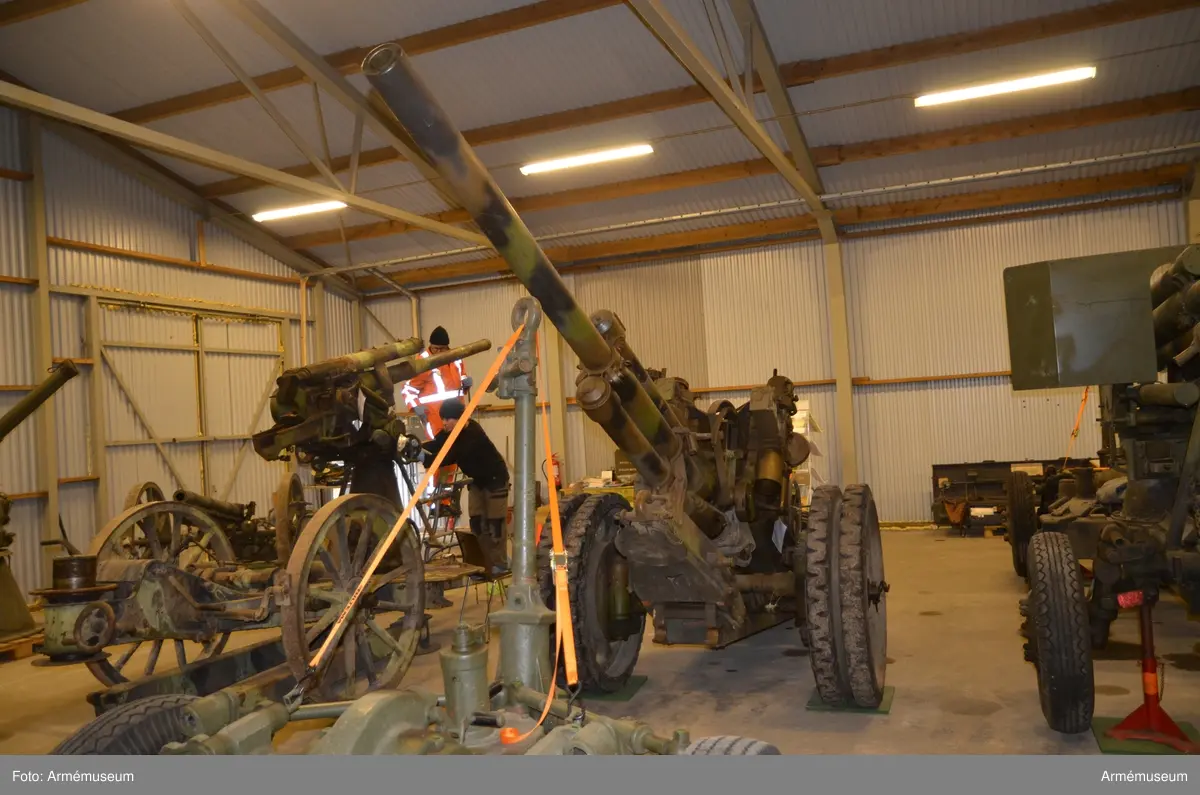 7,5 cm luftvärnskanon m/1930, system Bofors.
Sikte m/1930, följevisarsystem. 

Består av: 
1 st luftvärnskanon, 
1 st kammarfodral, 
1 st pjäskapell, bakre del, 
1 st pjäskapell, främre del, 
1 st siktfodral.