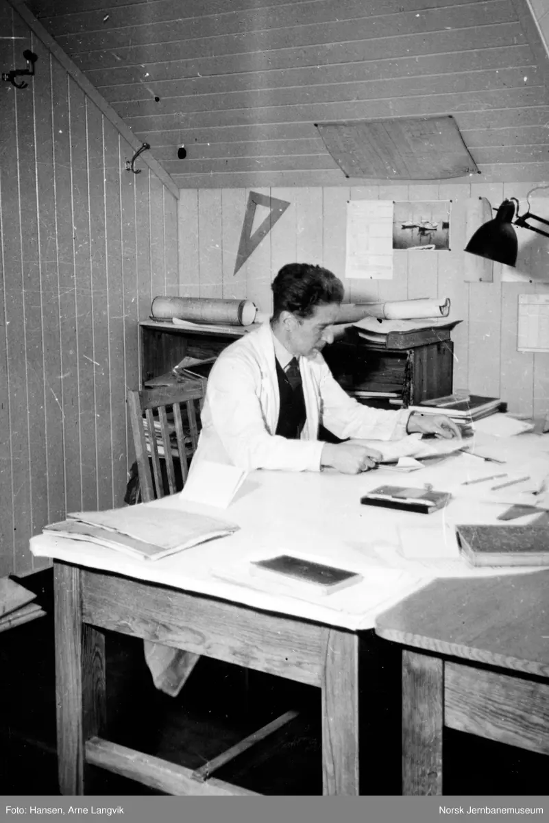 Overing. Arne Langvik Hansen ved sitt skrivebord i Bodø