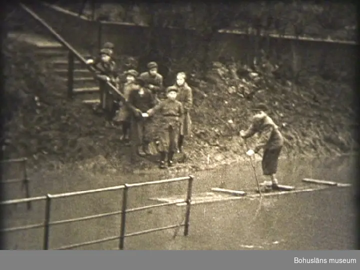 1) Sjösättning på Uddevallavarvet 1951.
0023 Sjösättning vid varvet.  T.h. Uddevalla stads gamla bogserbåt "Meta",  som är ångdriven samt t.v.  motordrivna bogserbåten "Drag".
0047 Dir.  Robert Schwartzman och dir.   (tekn.) vid Uddevallavarvet Helge Hagelin.
0048 T.h.  hamnkapten Tor Carlsson.
0049 Stadsfullmäktiges ordf. Axel V. Johansson ("Småland")  och dir.  Helge Hagelin.

2) Anläggande av pontonbryggor för småbåtshamnen vid oljehamnsvägen.
0121 Småbåtshamnen vid Oljehamnsvägen i Skeppsviken. 
0124 I bakgrunden synes ön Råskarven.
0131 Här spikas trädäcken mellan betongpontonerna, som ersätter den gamla bryggan från den tid då båthamnen byggdes 1935.

3) Ombyggnad av Hedegärdebron.
0136 Hedegärdebron över Herrljungabanan byggs om och höjes vid järnvägens elektrifiering.

4) Utflykt med bogserbåten "Meta" i hamnområdet och besök vid Thordén Lines kontor.
0137 Hamnstyrelsen inbjöd ofta beslutsfattarna i Uddevalla till syn i hamnområdet,  denna gång genom en båttur med stadens bogserbåt,  "Meta", som syns här med stäven prydd av stadens nya "Gös".
0212 Hamnstyrelsen ordf. Axel Ivan Andersson och skeppsredaren Gustav B.  Thordén i skeppsredarens tjänsterum på Thordén Lines kontor vid Skanskullen.

5) Översyn av bryggor för fjordtrafiken.
0234 Här pågår reparation av ångbåtsbryggan vid Havsten.

6) Stensättnings- och omläggningsarbete vid Strömstadsvägen,
0313 Strömstadsvägen lades delvis om efter Uddevallavarvets tillkomst; t.v. synes den gamla Brattås-byggnaden.

7) Bilder från hamnens livliga vintertrafik.
0335 Lelångenbron över Strömstadsvägen vid Kopparsberg.
0350 Entrén till tullhuset vid inre hamnen (Norra Hamng.) I övervåningen fanns hamnens kontor.
0427 Trafiken i hamnen var särskilt livlig vintertid, då vänerhamnarna var stängda på grund av ishinder. Då nyttjades allt hamnutrymme i Uddevalla bl.a. såsom här vid Junokajen till vänster.  I bakgrunden synes Sannes och Smiths kolkranar och t.v.  stenkranen på Kullgrens brygga utanför det gamla stenhuggeriet på södra hamnen.
0504 Byggnaderna i bakgrunden tillhör gamla Uddevalla Gjuteri och Mekaniska Verkstad vid norra inre hamnen.

8) Framdragande av stickspår till nya hamnområdet.
0525 Sedan Badökajen förlängts norrut och utfyllnaden innanför Brattåsholmen slutförts,  anlades en rangerbangård för hamnens behov på området söder och sydväst om Kopparsberg.  För anslutning till bangårdsområdet vid Centralstationen byggdes ett stickspår ut över Strömstadsvägen och väster om Kopparsberg,  som synes  till höger i bild.
0531 Utfyllnaden i Kasebukten pågår med Uddevallavarvet synligt i bakgrunden. 

9) Byggandet av hamnmagasin.
0600 För hamnens omfattande utbyggnad norr om Badö  erfordrades stora hamnmagasin för uppläggning av gods för lastning på fartyg. Här bygges ett av de stora magasinen innanför Badökajen med Skansberget synligt till höger.
0602 Bävebäcksgatans västligaste del med Skansberget i bakgrunden.

10) Rivning av den gamla bebyggelsen invid Teaterplantaget.
0650 Södergatan sträckte sig tidigare västerut från Göteborgsvägen ned förbi gamla varmbadhuset. Vid Södergatans södra sida låg två bostadshus mellan gamla teaterbyggnaden och Göteborgsvägen. Rivningen har påbörjats på den västligaste lilla byggnaden.
658 Här synes husen med gamla teatern i bakgrunden.
659 I förgrunden synes järnvägsspåren,  som gick från hamnstationen över Västerbron till Juno-Hus fabriksområde. Varmbadhuset synes i bakgrunden.
0707 Södergatan mot öster med de gamla byggnaderna i kv. Ängön m.fl.

11)  Sjösättning på Uddevallavarvet.

12) Översvämning 1949.
0825 Teaterplantaget är översvämmat;  i förgrunden ligger järnvägsspåren till Juno-Hus.

13) Vårutrustning av bryggor och trampoliner samt byggandet av rutschbana i Skeppsviken. Provåkning.
0839 Bryggor och trampoliner vid herrarnas och damernas gamla badplatser i Skeppsviken fick i regel en upprustning av kommunal personal varje vår. Nyanläggningar förekom emellanåt.  Bland annat byggdes en rutschbana på bergryggen mellan de ovan nämnda badplatserna i Skeppsviken. Arbetarna på anläggningen provåkte själva när jobbet avslutats.
0917 På herrarnas badplats bygges en badbrygga för simundervisning.  I  skärmmössa synes kommunal-arbetaren Sigurd Jakobsson.  I bakgrunden ligger nyanlagda simstadion vid Svenskholmarna.
0932 Snickaren William Larsson hos Uddevalla Stad.

14) Översvämning.
1002 Gata och bangårdsområde vid Uddevalla Hamnstation och närliggande Bohuslänska Kustens kontorshus är översvämmade vid högvatten i Bäveån.  På platsen byggdes Bohusläns museum, invigt 1984.
1011 Rybergska Huset med dåvarande adress Södra Hamngatan 3  (Walkesborgshuset).