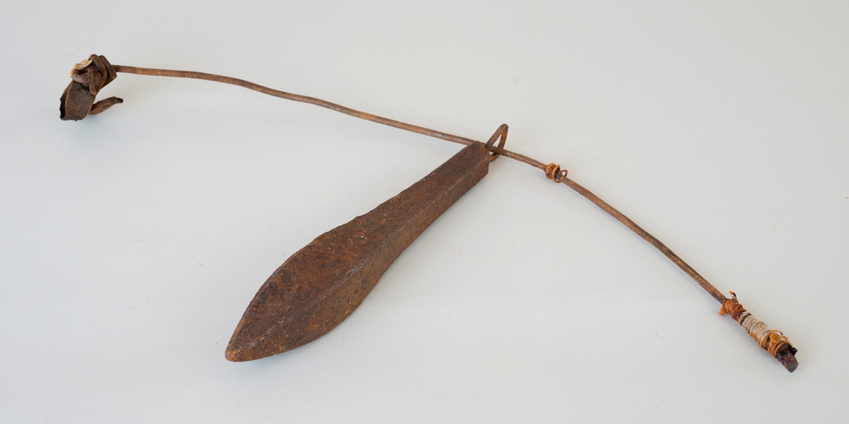 En tykk streng ca 55 cm lang med et lodd festet midt på