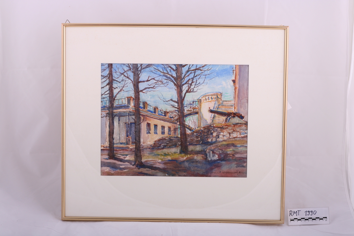 Maleriet viser det tidligerer Tordenskjoldmuseet på Ringve på sørsiden av Direktørboligen.
I dag kalles denne bygningen Snekkeriet.