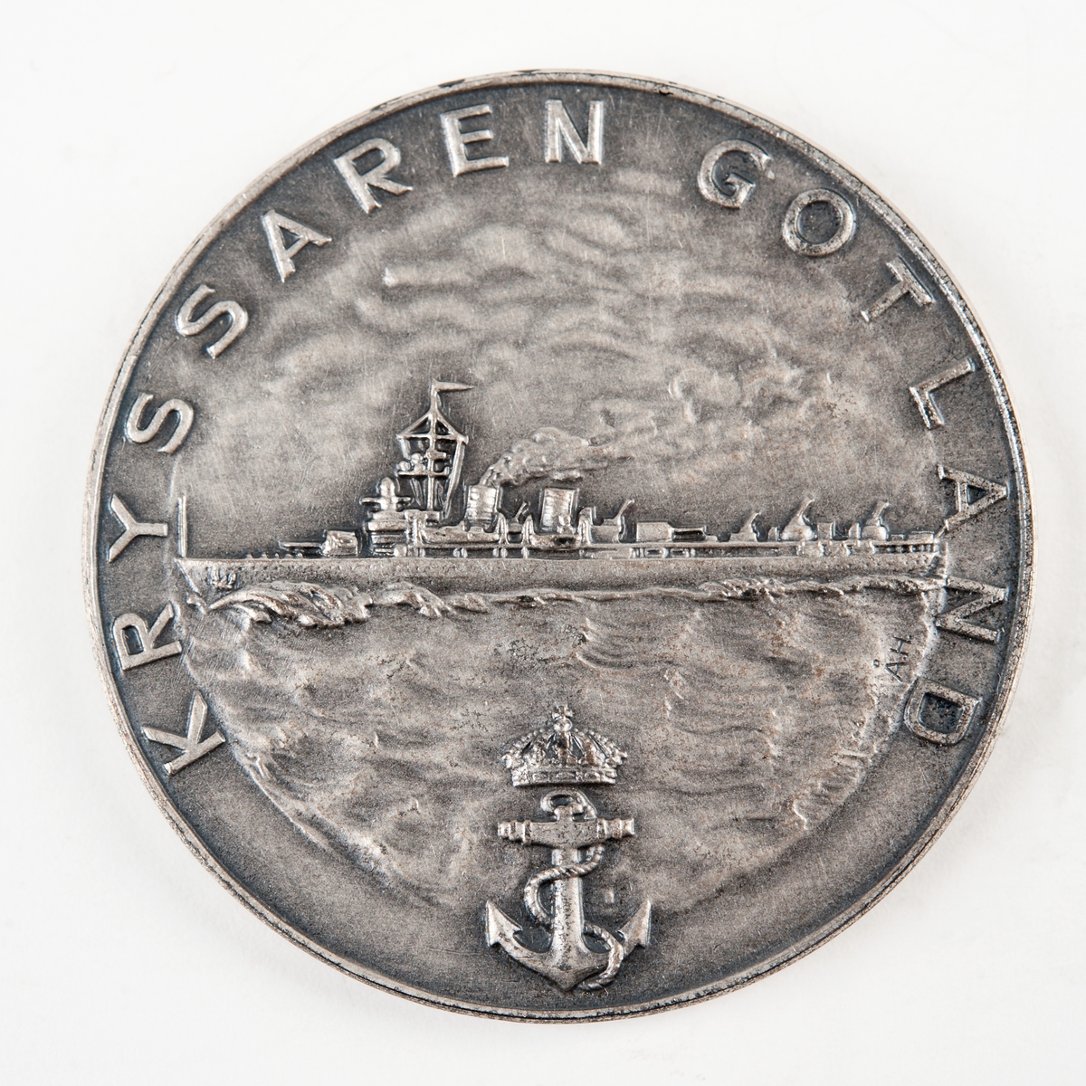 Medaljer, en av silver, en av brons, i övrigt lika: på ena sidan bild av kryssaren GOTLAND på ett stiliserat hav. Nederst ankare med kunglig krona. Runt kanten texten "KRYSSAREN GOTLAND". På andra sidan en bild av Europa och Afrika med resan inlagd samt runt kanten alla anlöpta hamnar: Karlskrona, Falmouth, St. Vincent, Taccoradi, Banana, Kapstaden, Durban, Lorenzo, Marques, Mombasa, Djibouti, Alexandria, Tunis och Rotterdam. På kartan finns inlagd en stiliserad pergamentsrulle med texten "Vintern 1948-1949".