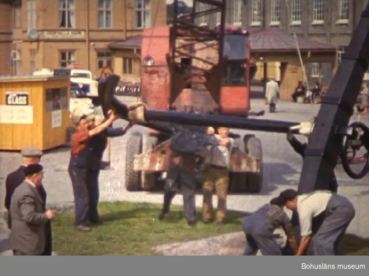 1. "Josefina Thordén" sjösättning 4/9 1954.
0552 Sjösättning av Josefina Thordén. Skeppsredare Gustav Thordén med fru och mellan dem Thordéns moder Josefina Pettersson. 
0600 Anläggning av bryggor vid Unda badplats. Sommarstugeområdet vid Utby i bakgrunden.

2. Anläggning och invigning av sjöfartsmonumentet vid Västerbron.
Talare: Handelsminister "Kinna" Eriksson, Kyrkoherde Hellman och sjöfolksförbundets ordförande Jerker Svensson. 
0004 Anläggningsarbeten vid Västerbron. Förarbeten av platsen för monumentet. 
0010 Till vänster Uddevalla turistbåtar vid kaj.
0013 M/S Gustavsberg, vid motsatta sida av hamnen, Badhuskajen. Som bakgrund Lövåsberget och magasinbyggnader på Badö. 
0017 Arbetsledare Herbert Karlsson från Gatukontoret till vänster. 
0030 Stenblocket lastas på transportvagn.
0039	lyftes av vagnen vid Västerbron. Fabriken Kampenhof i bakgrunden.
0041	” läggs på plats.
0105 Ankaret (skänkt av Nils Gunnar Jansson) placeras på plats. Till vänster i uniform Hamnkapten Tor Karlsson. 
0140 Många åskådare på plats när invigningen börjar med musikparad på Västerbron. Till höger vid Södra Hamngatan Hotel Bele, till vänster därom tigerfabriken. 
0146 En av Uddevallas bogserbåtar används som talarstol.
0236 Handelsministern "Kinna" Eriksson håller tal och inviger monumentet. 
0240 Avtäckning av monumentet.
0246 Kyrkoherde Axel Hellman talade till en stor folkmassa, däribland många anhöriga till de sjömän som fått sin grav i havets djup under två världskrig och som blir hedrade med detta monument.
0253 Blommor lades ned vid monumentet av Uddevalla Kommun samt av anhöriga. Sjöfolksförbundets ordförande Jerker Svensson talade efter blomsternedläggning.

3. Sjöfartens dag. Livräddningsövningar vid Badö.
0331 Sjöfartens dag arrangerades vid Badö, där det visades livräddningövningar med många åskådare so intresserat tittade på.

4. Stadsfullmäktiges besök på Hasselön den 27/5 1954
0440 Många bogserare i hamnen. U. V.H.J. järnvägstation i bakgrunden. Stadsfullmäktigeledamoterna går ombord på båten för att besöka Hasselön. Ordföranden Otto Hermansson överlämnade till båtens befälhavare en gös, som hissades upp.
0524 Efter landstigning på ön, Gustav Larsson, Oskar Ivar, Folke Hurtig och Jean Wallentinsson i samspråk.
0535 Otto Hermansson och Fru Wallentinsson.
0536 Fru Ivar på promenad.
0537 Gert Blomkvist, känd idrottsledare och skicklig domare.
0540 Stadsträdgårdsmästare Axel Hansen och i bakgrunden bogserbåten Tyr och Herman Andersson, ägare av Nya järnhandel. 
0546 Bertil Andersson, Elle Linderoth och Gustav Larsson.

5. Staden sedd från Klocktornsberget.
0614 Filmat från Klocktornsberget mot Håljuteberget med HSB ägda fastigheter. Till höger äldre bebyggelse på Frankensberg.