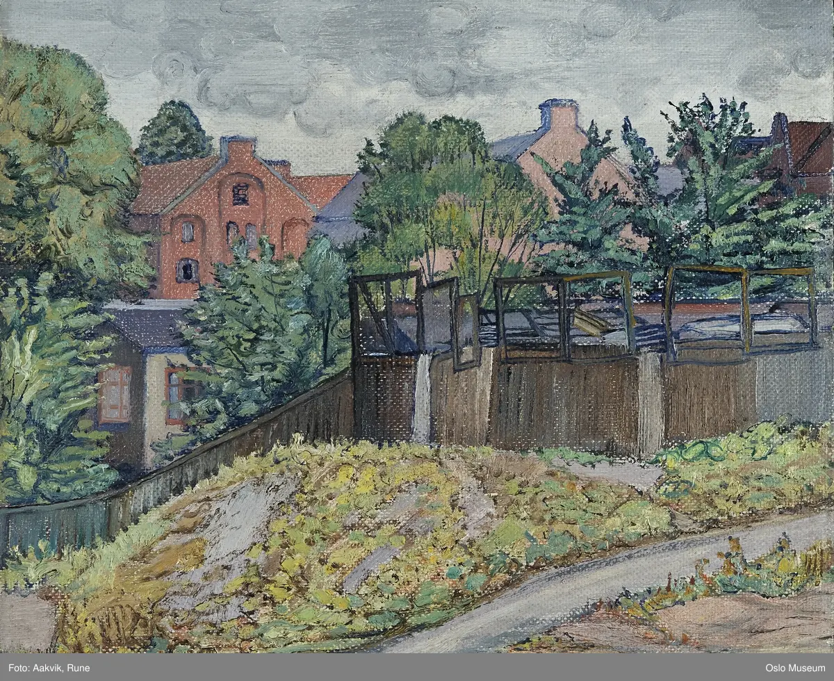 arkitektur gavler trær plankegjerde