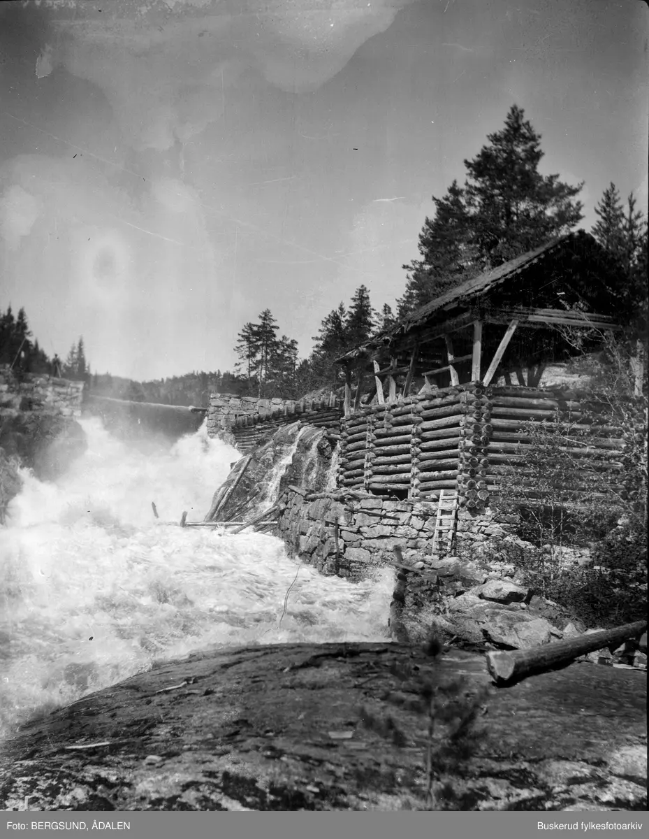 Strømsoddsbygd. ved en foss