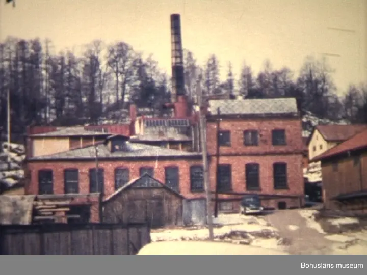 Film nr.  26. (1959) (ej ,1965–66)
 
1)	Bildsvep över Uddevalla Tunnfabrik.
0010 Bilder tagna från Skansberget; fabriksbyggnaden i
mitten.  I bakgrunden Bävebäcksgatan och längst bort hamnstationens bangård och Tullhuset t.h.
0032 Tunnfabriksbyggnaden mot nordväst och t.v.  del av
disponentsbyggnaden (Disp. Gösta Malmqvists bostad) senare Sjömanskyrkan i Uddevalla.
2)	Gamla Gasverkskontoret innan flyttningen.
0203 Gasverkskontoret vid korsningen Västerlånggatan--Brattgatan.  Kontorsbyggnaden flyttades senare (utan nedmontering) till närheten av Bävebäcksgatan som kontor för Mattsson-företagen.



Blad nr. 52.
6) Sprängnings- och förstärkningsarbete vid Broströmsberget.
 
7)Avsyning av reningsverket.
 
8)Pålningsarbete vid Hedegärdebron.
 
9) Sprängnings- och förstärkningsarbete vid Broströmsberget.
 
10) Vattenläcka vid Kilbäcksgatan.
 

 
11)Sprängning av Sunningefyrarna.
 

 
12)Drätselkammaren på besiktning av Unda.
 

13) Rivning av Uddevalla stads gamla materialgård.
Beträffande filmsekvenserna nr.  6 t.o.m.   13 i film 26 är kommentarer överflödiga, bl.a.  därför att upprepningar av filmbilder förekommer och att sekvenserna är relativt korta.