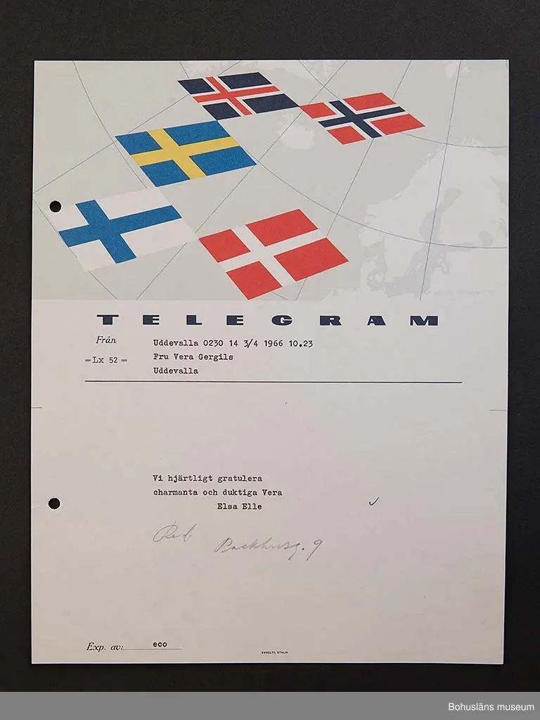 Födelsedagstelegram på papper i flerfärgstryck med maskinskriven text till adressaten. Jubilaren är Vera Gergils, 50 år 1966.