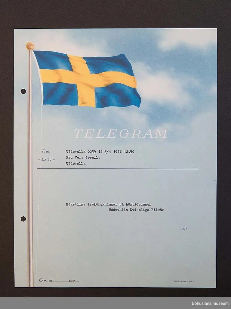 Födelsedagstelegram på papper i flerfärgstryck med maskinskriven text till adressaten. Jubilaren är Vera Gergils, 50 år 1966.