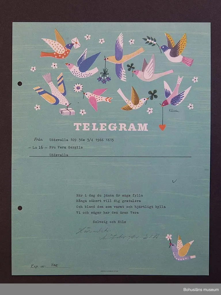 Födelsedagstelegram på papper i flerfärgstryck med maskinskriven text till adressaten. Jubilaren är Vera Gergils, 50 år 1966.