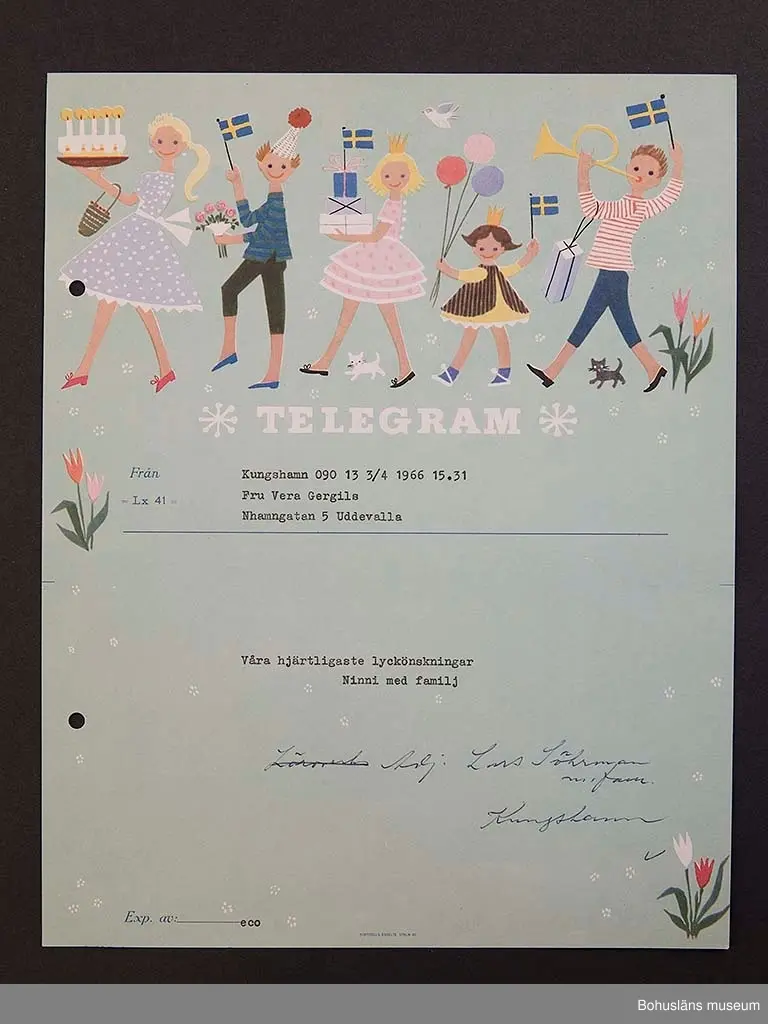 Födelsedagstelegram på papper i flerfärgstryck med maskinskriven text till adressaten. Jubilaren är Vera Gergils, 50 år 1966.