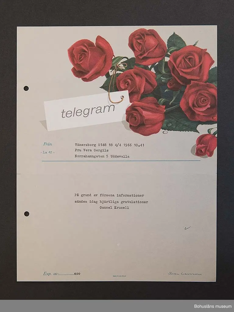 Födelsedagstelegram på papper i flerfärgstryck med maskinskriven text till adressaten. Jubilaren är Vera Gergils, 50 år 1966.