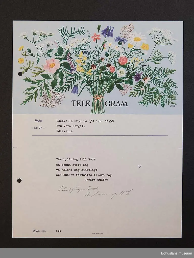 Födelsedagstelegram på papper i flerfärgstryck med maskinskriven text till adressaten. Jubilaren är Vera Gergils, 50 år 1966.