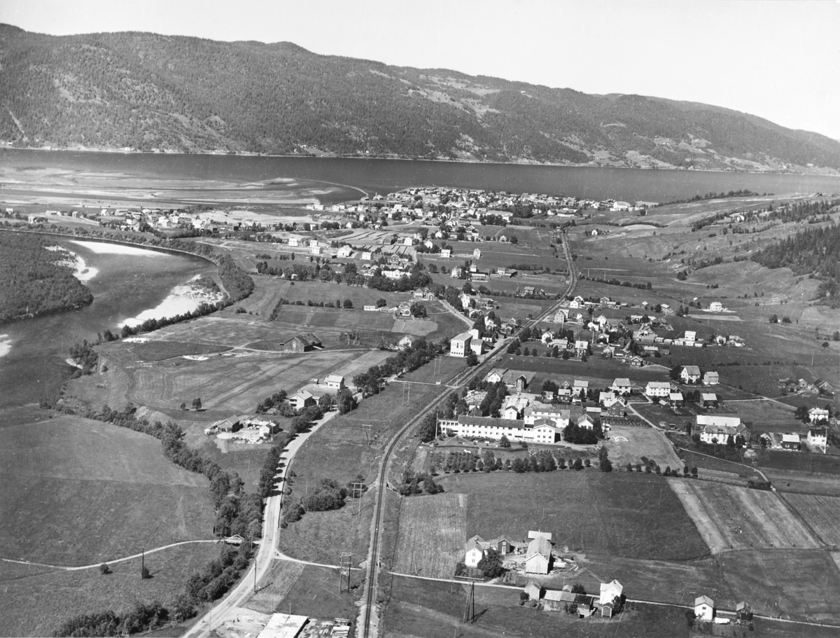 Flyfoto over Bårdshaug og Orkanger. Sett mot nord.