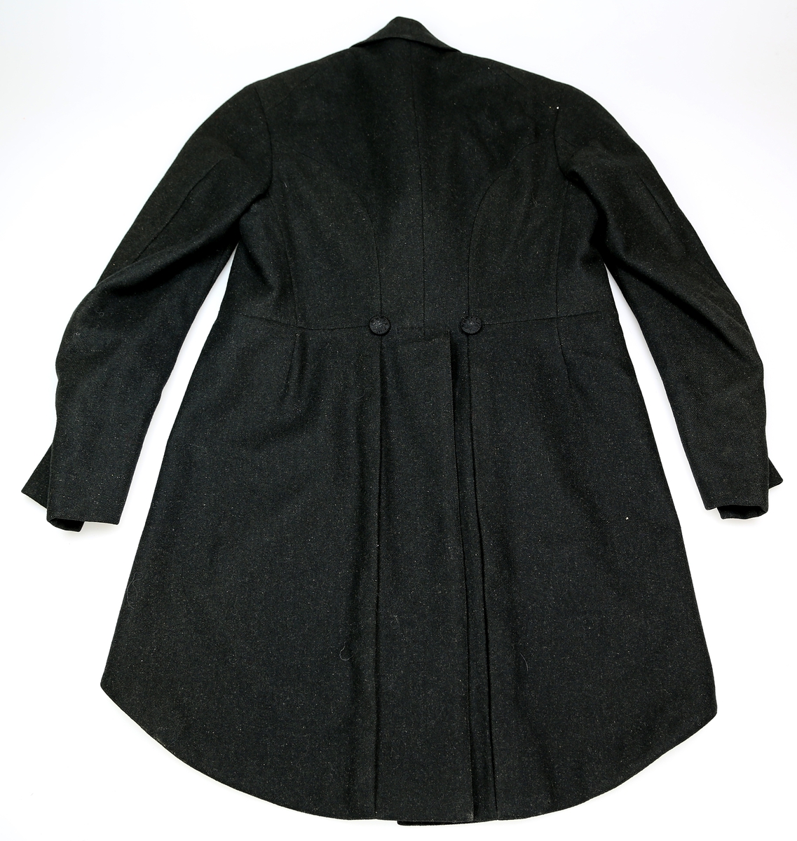 Jakke av ull md kypertvevd fôr, en lomme på framsida, og knepping i front med én knapp (som er trukket)