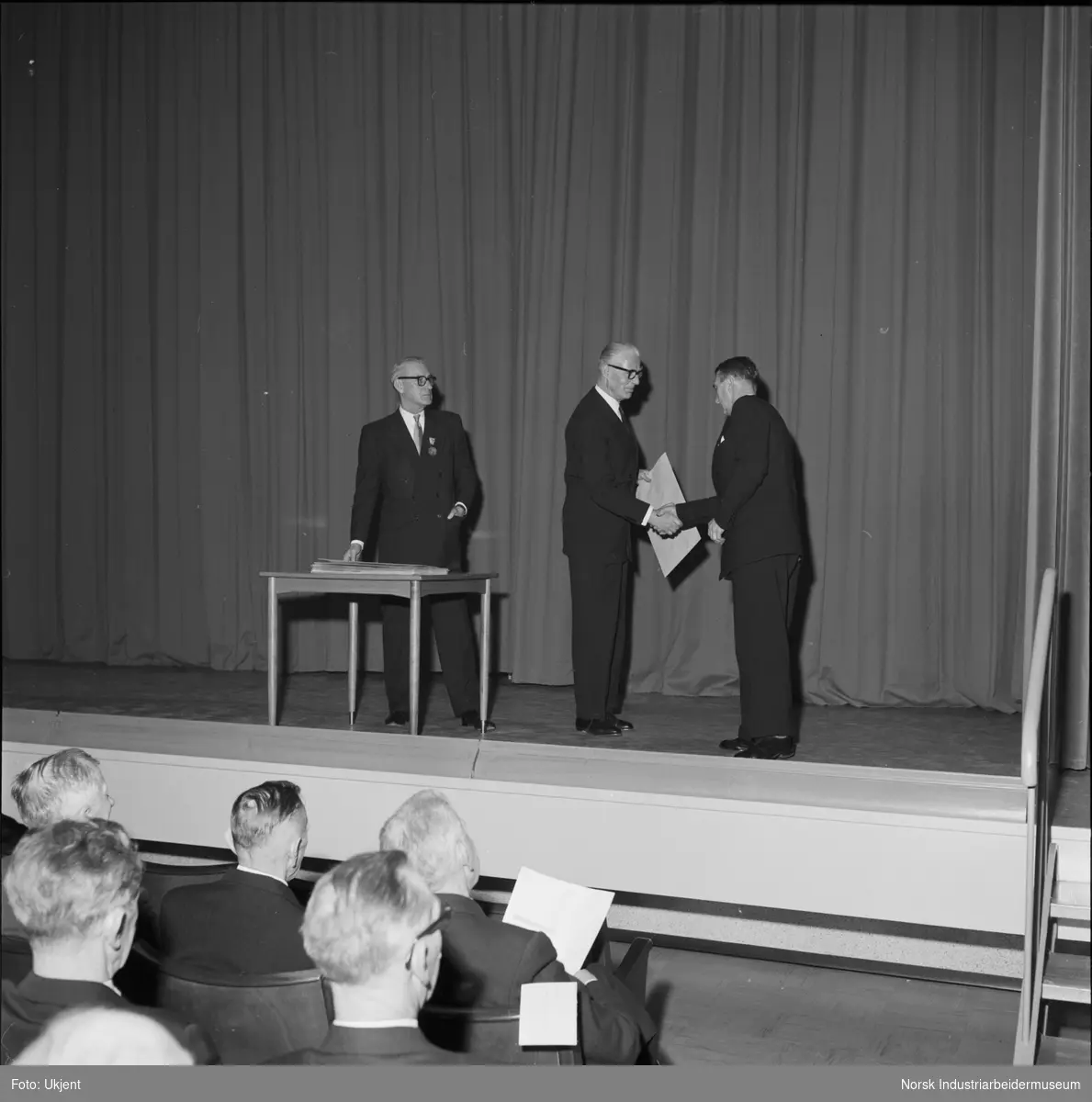 Jubilantfest for herrer 1960. Fra overrekkelsen av gaver/ diplomer.