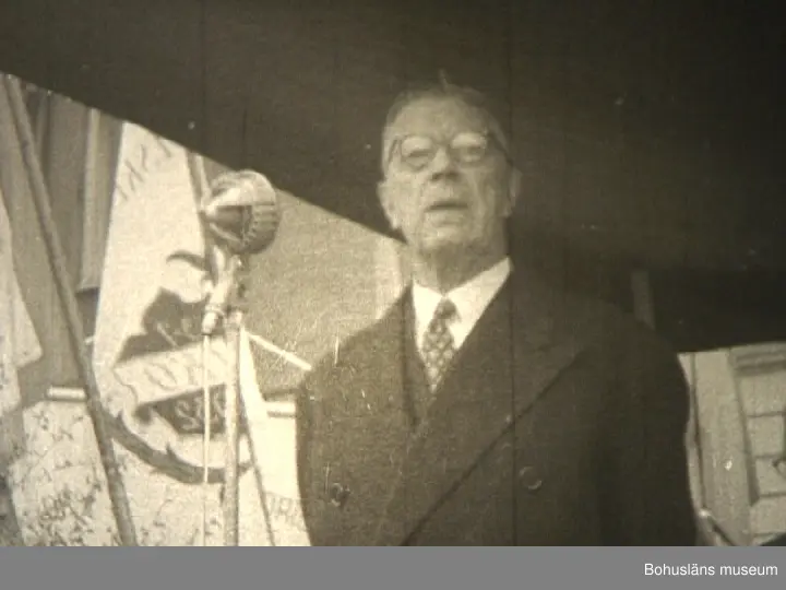 Konung Gustav VI Adolfs Eriksgata i Uddevalla den 13 maj 1955.

BESÖK PÅ 117.
0037 Nya EP A-husets entré mot Norra Drottninggatan. 
0043  Kanslihusbacken på I 17.
0110 Kungen på regementsområdet.
0115 Kasernområdet med regementets gamla matsal i bakgrunden.
0122 Kasernområdet på I 17 med gamla matsalen och i bakgrunden gymnastiksalen.
0130 På bilden fr. v. indelt soldat (okänd); indelt soldat (okänd); Kapten Bill Holm; Reg.- läk. Dr. Holdo Fredriksson. 
0134 Från vänster (okänd); indelte soldaten Hurtig; (okänd). 

STADENS TORG
0216 Kungstorget mot söder.
0217 Kungsgatan från torget och österut. Till höger GAMs kemikalieaffär; i mitten Kungen och till vänster Borgmästare Hugo Westin.
0224 Till vänster Dir Axel Sanden (Stadsfullmäktiges vice ordförande).
0226 Lundqvistska Huset (Kungsgatan-Trädgårdsgatan) med "Anna Niklassons Hörna".
0229 De barhuvade personerna är Axel Sanden och Hugo Westin, (förmodligen stadens värdar under kungabesöket). 
0252 SF:s vice ordförande Axel Sanden, pappersfabrikör vid Södra Hamngatan.
313 I bildens mitt Folkskolläraren Carl Hamberg, tillika sånglärare.
314 Till vänster förre Brandchefen och försäkringsdirektören Henning M:son Koch. 
0332 Entré till dåvarande föreningen Nordens semesterhem "BOHUSGÅRDEN'.
0337 Folkskolans Musikkår med dirigenten Edvin Jacobsson (f.d. musikfanjunkare vi I 17). 

BESÖK PÅ UDDEVALLAVARVET.
 0400 2-ans bädd på Uddevallavarvet.
0405 Varvets stora svetshall med Bohusbanan mot Strömstad i förgrunden. 
0409 Kungen i samtal med skeppsredaren och varvsägaren Gustaf B. Thordén.
0414 Landshövding Per Nyström.
0438  Till vänster fotografen Björn Jönsson, ägare till fotoaffär vid Kungsgatan 35. 
0446 Besök vid Uddevallavarvets Maskinverkstad.